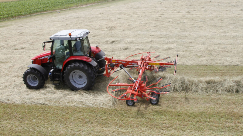 Photo de l'andaineur double rotors à dépose centrale GA 6501 P au travail