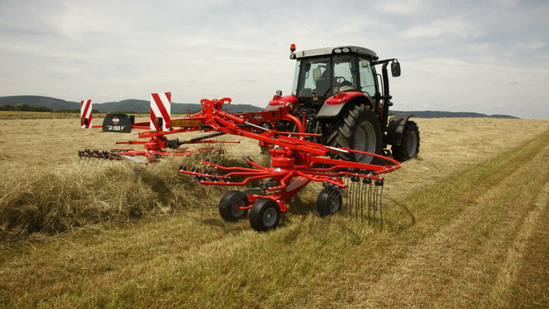 Photo vue arrière de l'andaineur à dépose centrale GA 6501 P au travail