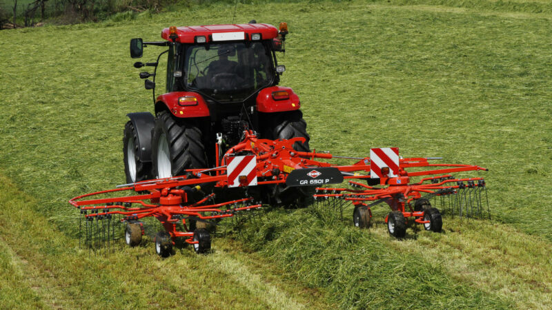 Photo de l'andaineur GA 6501 P KUHN au travail vue arrière