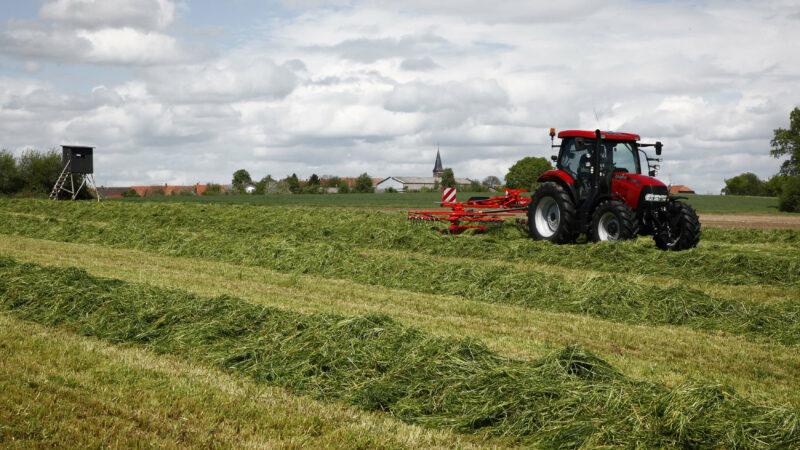Photo de l'andaineur double rotors à dépose centrale GA 6501 P au travail