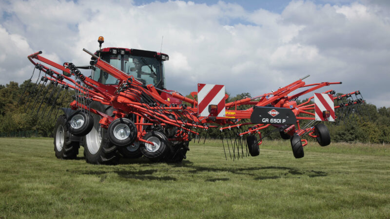 Photo de l'andaineur double rotors à dépose centrale GA 6501 P en passage d'andain