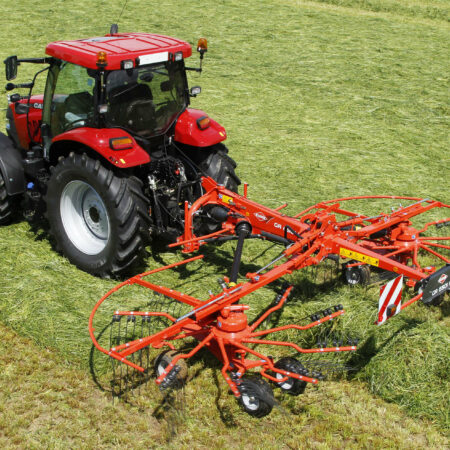 Photo de l'andaineur double rotors à dépose centrale GA 6501 P au travail vue du dessus