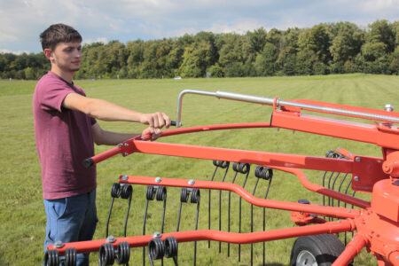 GA 6501 : réglage de la largeur d'andain grâce à la manivelle