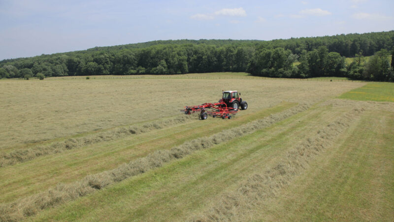 Photo de l'andaineur GA 7501+ au travail dans le champs