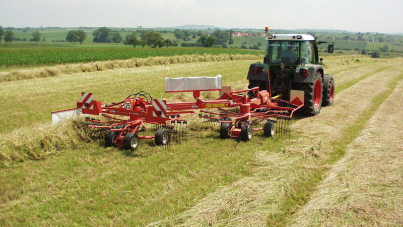 Photo de l'andaineur à dépose latérale GA 6002 KUHN au travail vue arrière