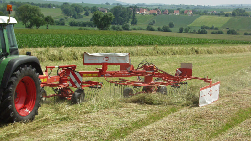Photo de l'andaineur à dépose latérale GA 6002 au travail vue avant