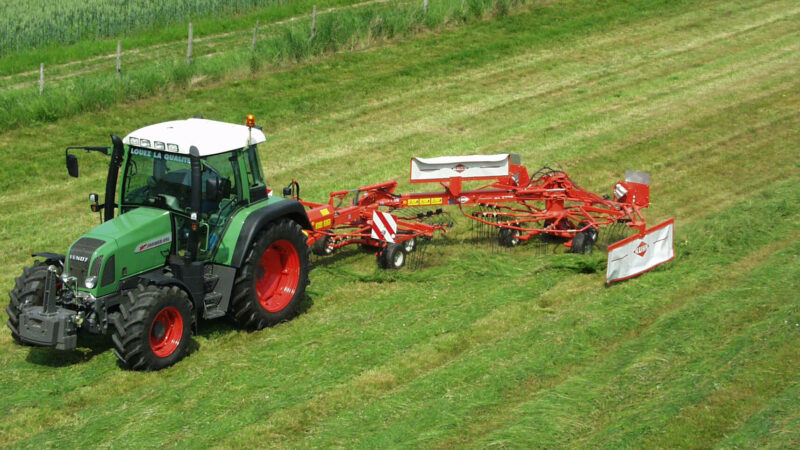 Photo de l'andaineur à dépose latérale GA 6002 KUHN au travail