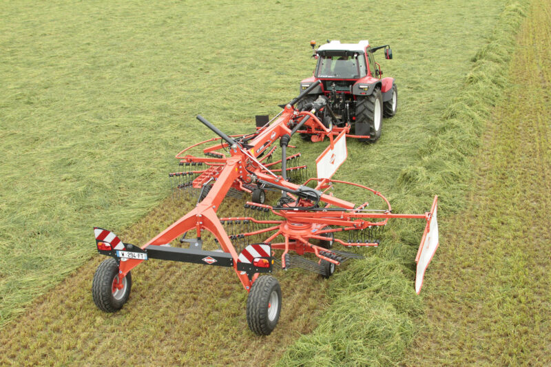 Photo de l'andaineur GA 6930 au travail dans une prairie en dépose 1 andain