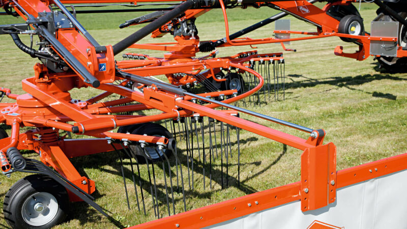 Photo du réglage hydraulique de la largeur de l'andain sur l'andaineur GA 8030