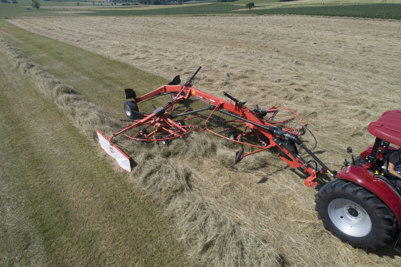 Photo de l'andaineur GA 7530 au travail dans une prairie en dépose 1 andain