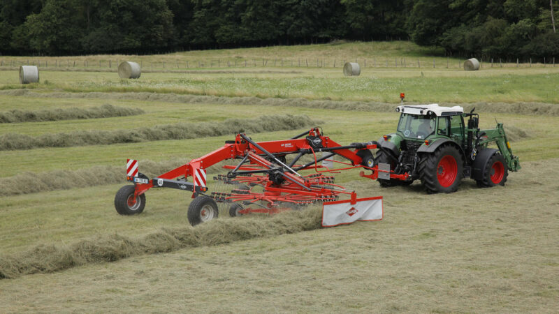 Photo de l'andaineur à dépose latérale GA 8030 KUHN en action