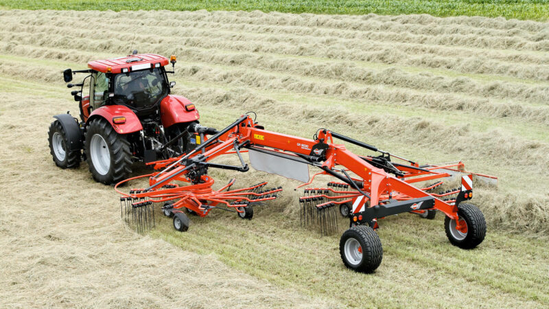 Photo de l'andaineur GA 8030 KUHN  au travail