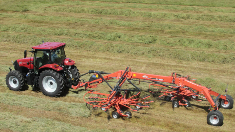 GA 8830 bei der Arbeit auf einer Wiese mit Ablage von 1 Schwad