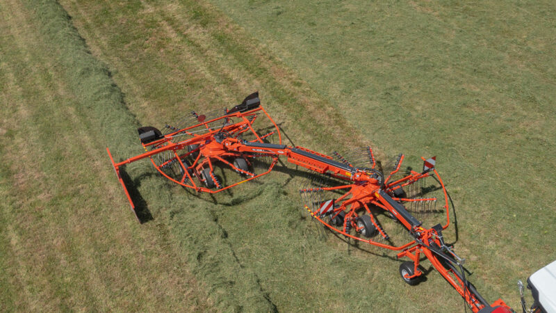 Photo de l'andaineur à dépose latérale GA 6632 au travail