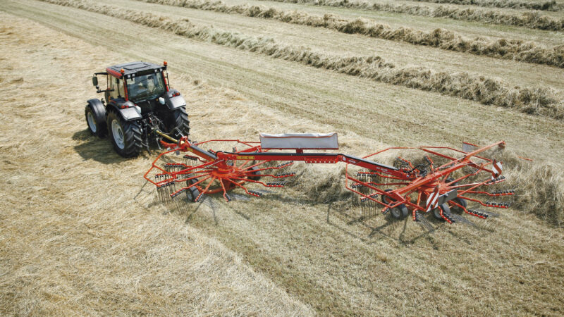 Photo de l'andaineur à dépose latérale GA 9032 KUHN au travail