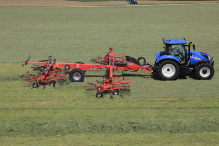 La largeur de l'andain peut être adaptée entre 8,40 et 12,50 m.