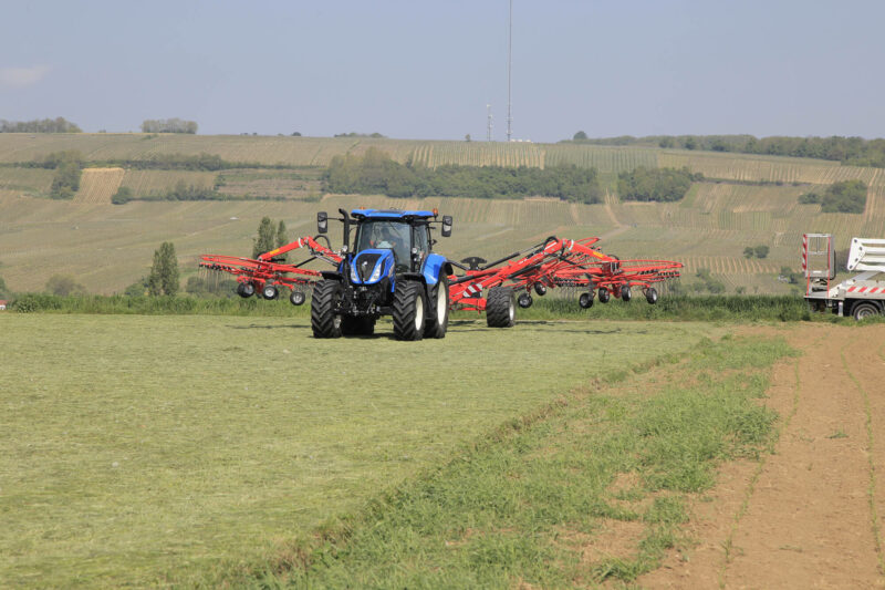 Photo de l'andaineur à quatre rotors GA 13031 au travail dans une prairie
