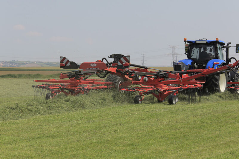 Photo de l'andaineur à quatre rotors GA 13031 au travail dans une prairie