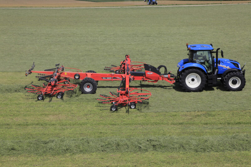 Photo de l'andaineur GA 13031 KUHN au travail dans une prairie