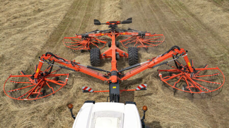 Windrow width is easily adjusted with the GA 13231 and GA 15231 rakes