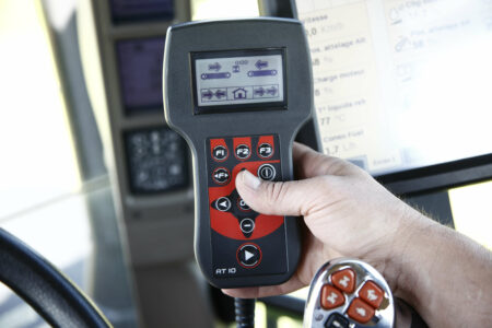 Die Bedienterminals erlauben eine einfache Betätigung der Funktionen der MERGE MAXX Bandschwader