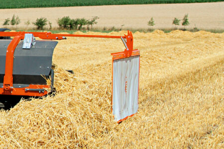 Le calibrage de l'andain latéral se fait grâce à la toile à andain pour une reprise par la presse