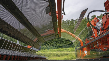 Les équipements facultatifs permettent d'améliorer votre expérience d'utilisation de l'andaineur à tapis frontal MERGE MAXX 440 F