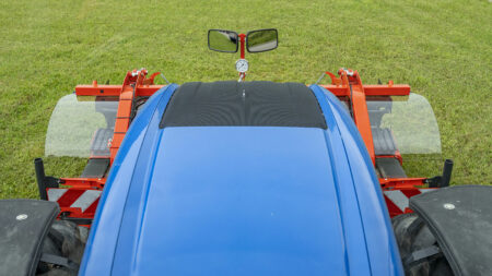 La surveillance du travail est facilitée sur l'andaineur à tapis frontal MERGE MAXX 440 F