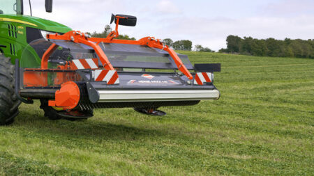 Avec l'andaineur à tapis frontal MERGE MAXX 440 F, le fourrage est ramassé et ne sera plus tassé par les roues du tracteur.
