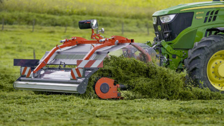 L'andaineur à tapis MERGE MAXX 440 F suit parfaitement les variations du terrain.