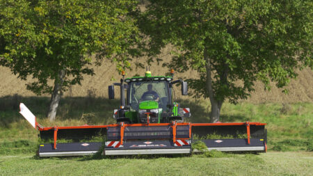 L'andaineur à tapis frontal MERGE MAXX 440 F peut déposer le fourrage sur les 2 côtés.