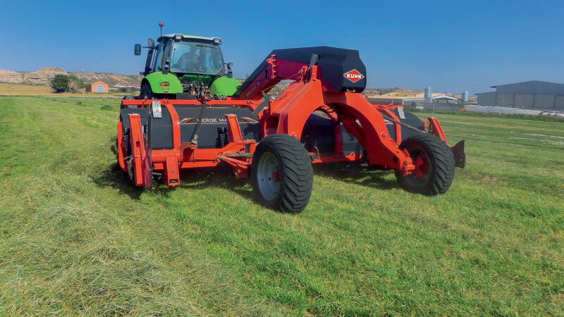 Photo de l'andaineur à tapis MERGE MAXX 760 au travail dans une prairie