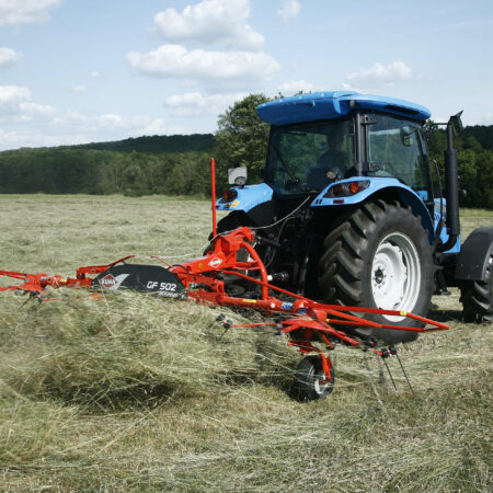 Photo du faneur GF 502 KUHN au travail