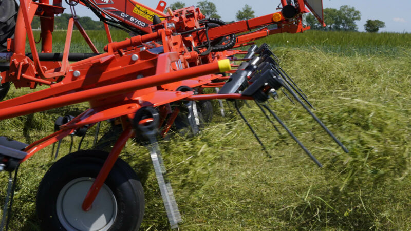 Photo du girofaneur faneur GF 8700 pour un fanage de qualité en prairie