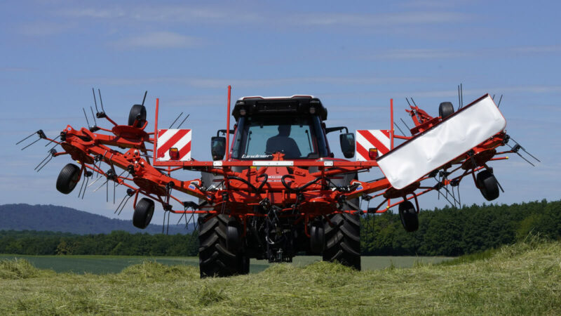 Photo du girofaneur  GF 8700 en déploiement dans une prairie