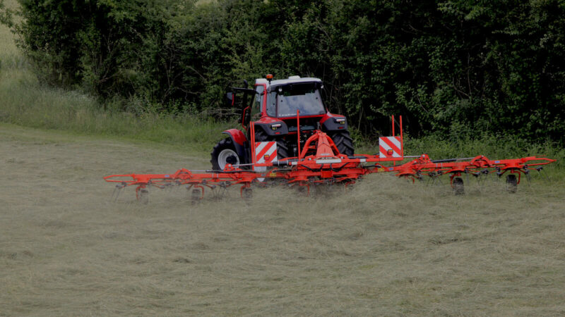 Le faneur GF 8700 au travail dans une prairie vue arrière