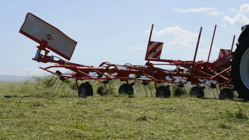 Photo du girofaneur GF 8700 au travail dans une prairie
