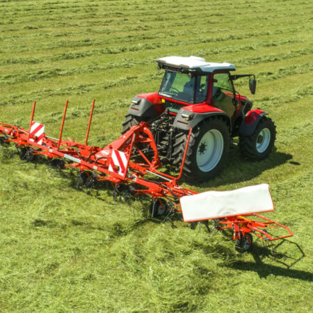 Photo du girofaneur GF 8700 KUHN au travail