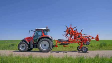 Le faneur GF 8703 T au transport sur une route.