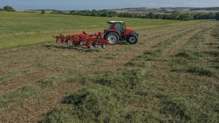 Le système HLC sur le faneur GF 8703 T simplifie les manœuvres en fourrières.