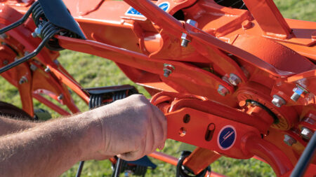 L'angle d'inclinaison des dents est facilement réglable sur les faneurs GF 8703 T et GF 10803 T.