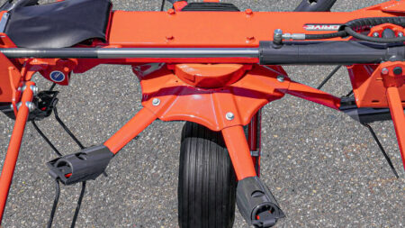 Le rotor OPTITEDD de petit diamètre assure un retournement de fourrage complet
