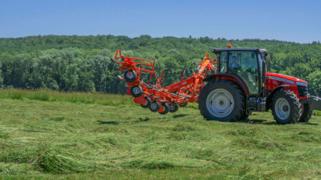 Le système HLC sur le faneur GF 10803 permet d'enjamber facilement le fourrage sans altérer sa qualité.