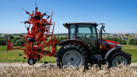 Le faneur GF 8703 au transport sur une route.