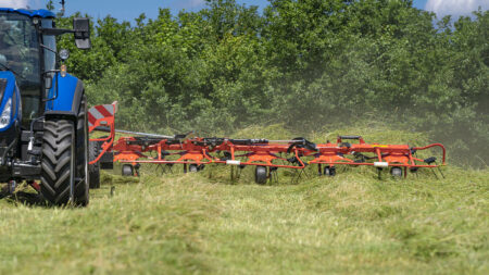 Die Kreisel des Zettwenders GF 13003 T folgen dank des GSC-Systems auch in schwierigem Gelände perfekt den Bodenkonturen.
