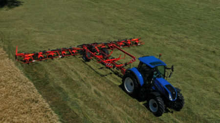 Das Pralltuch des Zettwenders GF 13003 T verhindert, dass das Futter auf benachbarte Flächen verteilt wird.