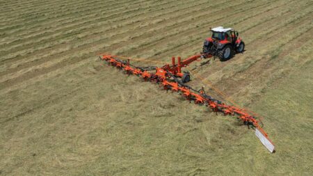 Le faneur GF 15003 T au travail dans une parcelle