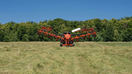 Le faneur 15003 T se replie facilement grâce au botiier de commande.