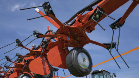 Les fourches assymétriques montées sur le rotor OPTITEDD permettent de ramasser l'intégralité du fourrage.