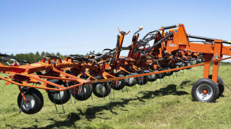 Avec le système HLC sur faneur GF 17003 T, franchissez les fossés et manoeuvrez sens difficultés